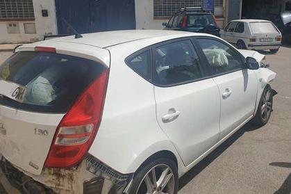 Compra y venta de coches siniestrados.